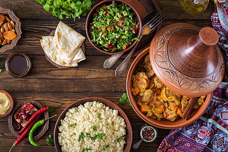 Tajine de poulet aux oignons confits, raisins secs et pistaches